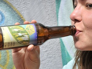 Turista alemã bebe a cerveja de coca Ch'ama, da Bolívia (Foto: Aizar Raldes/AFP)