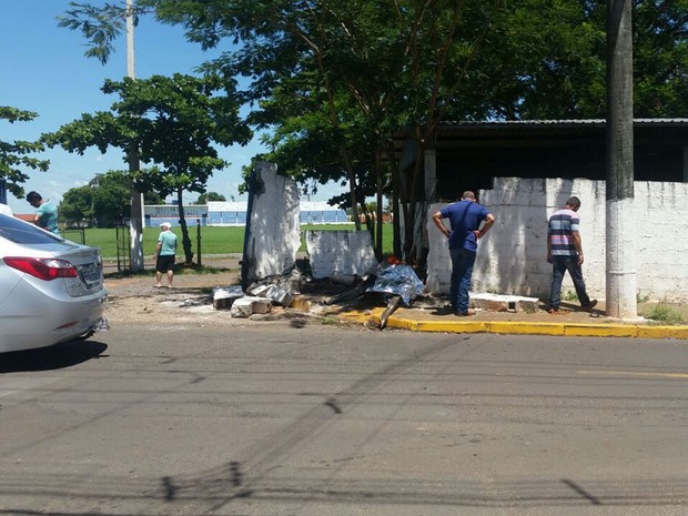Carro arrastou motocicleta com as vtimas at parar no muro (Foto: Grissia Bueno/TV Fronteira)