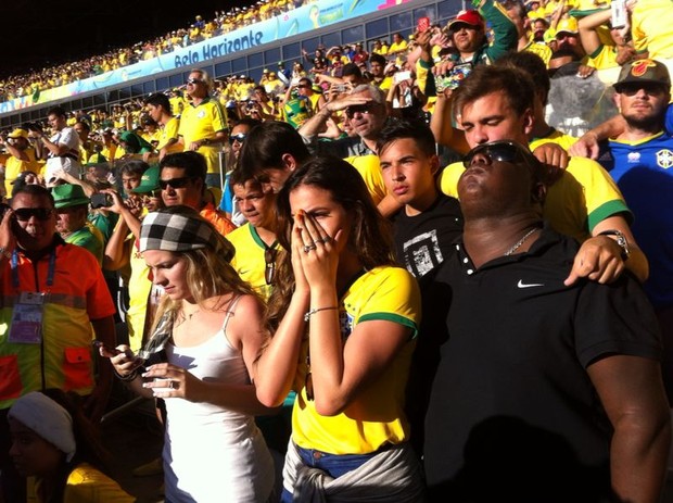 Bruna Marquezine no jogo do Brasil (Foto: Silvio Azevedo / O Popular)