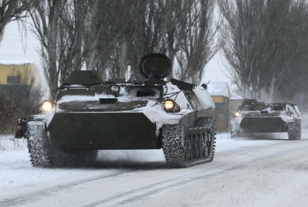 Veículo armado blindado sem identificação é visto em rodovia que vai de Luhansk a Donetsk, no território controlado por rebeldes, nesta segunda-feira (1º) (Foto: Antonio Bronic/Reuters)