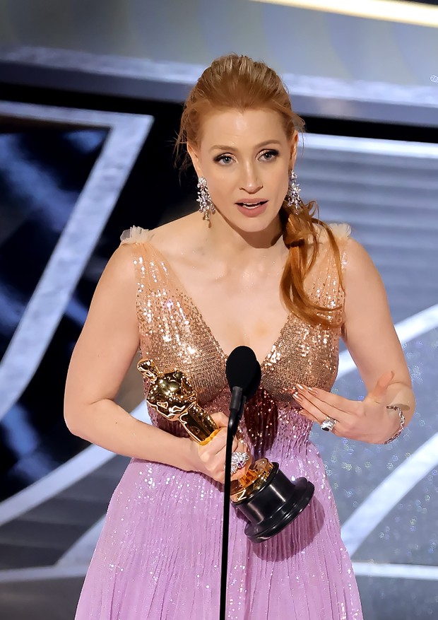 HOLLYWOOD, CALIFORNIA - MARCH 27: Jessica Chastain accepts the Actress in a Leading Role award for ‘The Eyes of Tammy Faye’ onstage during the 94th Annual Academy Awards at Dolby Theatre on March 27, 2022 in Hollywood, California. (Photo by Neilson Barnar (Foto: Getty Images)