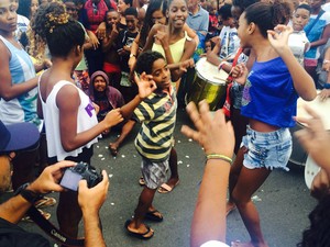 Crianças cantam e dançam para homenagear o dançarino DG (Foto: Daniel Silveira / G1)