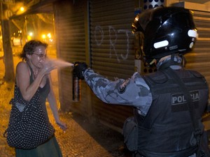 Policial joga spray de pimenta em manifestante no Rio de Janeiro (Foto: Victor R. Caivano/AP)
