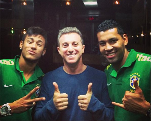 Luciano Huck posa ao lado de Neymar e André Santos (Foto: Reprodução)
