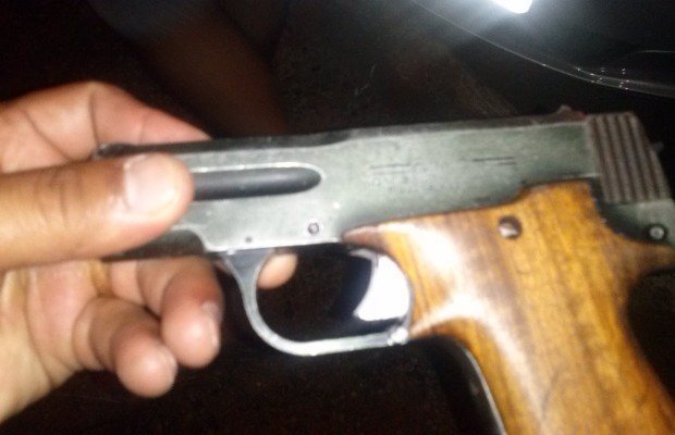 Polícia também apreendeu duas armas na boate, em Goiânia, Goiás (Foto: Reprodução/TV Anhanguera)