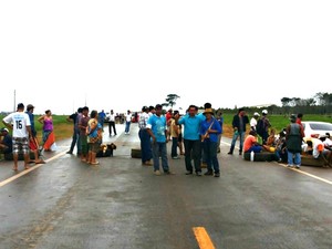 Manifestantes bloquearam rodovia por duas horas nesta terça-feira (Foto: Aline Dessbesel/ Centro América FM)