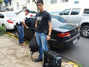 Policial chega à delegacia com equipamentos apreendidos com suspeito de pedofilia em Piracicaba (Foto: Valter Martins/Piracicaba em Alerta)