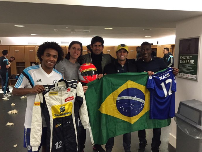 Felipe Nasr posa com Ramires, Filipe Luís e Willian no vestiário do Chelsea (Foto: Reprodução/Twitter)