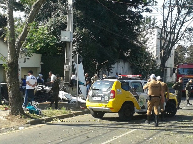 Três pessoas morreram em queda de avião em Curitiba (Foto: Thais Kaniak/ G1 Paraná)