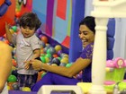 Juliana Paes se diverte com o filho em shopping no Rio 