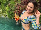 Ex-BBB Maria Claudia toma drinque em piscina e mostra corpo magrinho