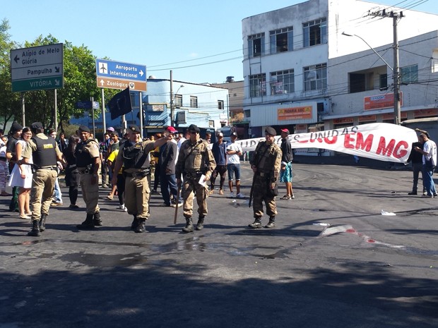 Moradores de ocupações protestaram no bairro Padre Eustáquio (Foto: Cristiano Martins/G1) Moradores de ocupações protestaram no bairro Padre Eustáquio (Foto: Cristiano Martins/G1)