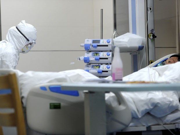 Paciente com o vírus H7N9 da gripe aviária é atendido em hospital chinês (Foto: AP Photo/Xinhua, Liu Junxi)