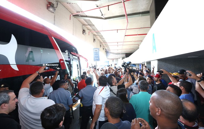 Protesto torcida desembarque flamengo Galeão (Foto: André Durão) Protesto torcida desembarque flamengo Galeão (Foto: André Durão)