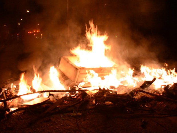 Manifestantes interromperam o trânsito com fogo (Foto: Walter Paparazzo/G1)