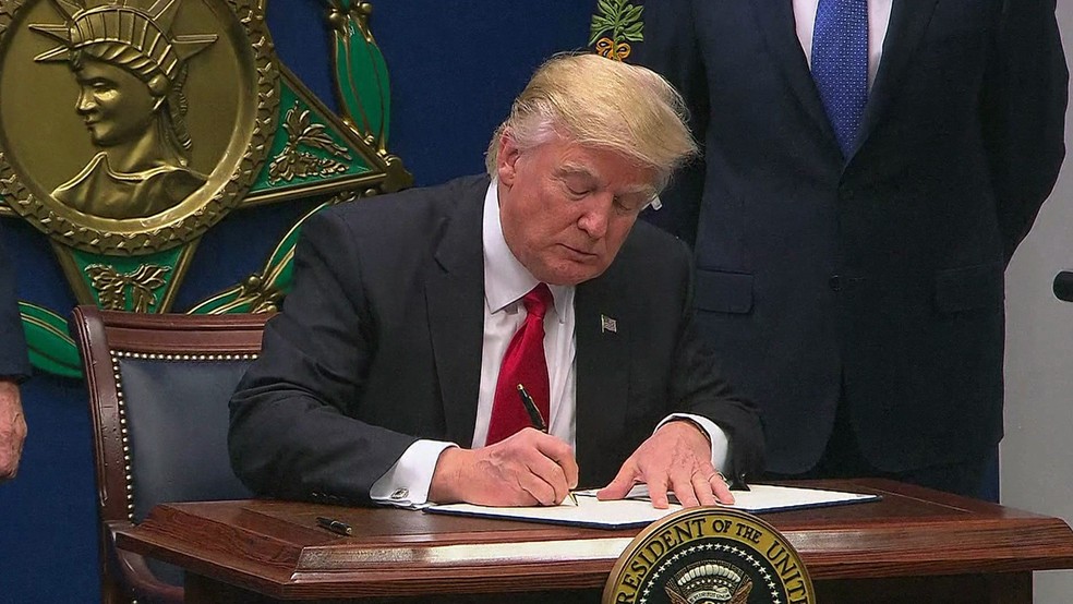 Donald Trump retirou EUA de acordo comercial com países do pacífico e restringiu entrada de imigrantes (Foto: Reprodução/GloboNews)