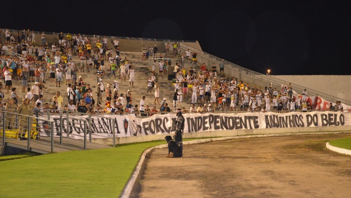 Torcidas do Botafogo-PB brigam no Almeidão (Foto: Larissa Keren / GloboEsporte.com/pb)