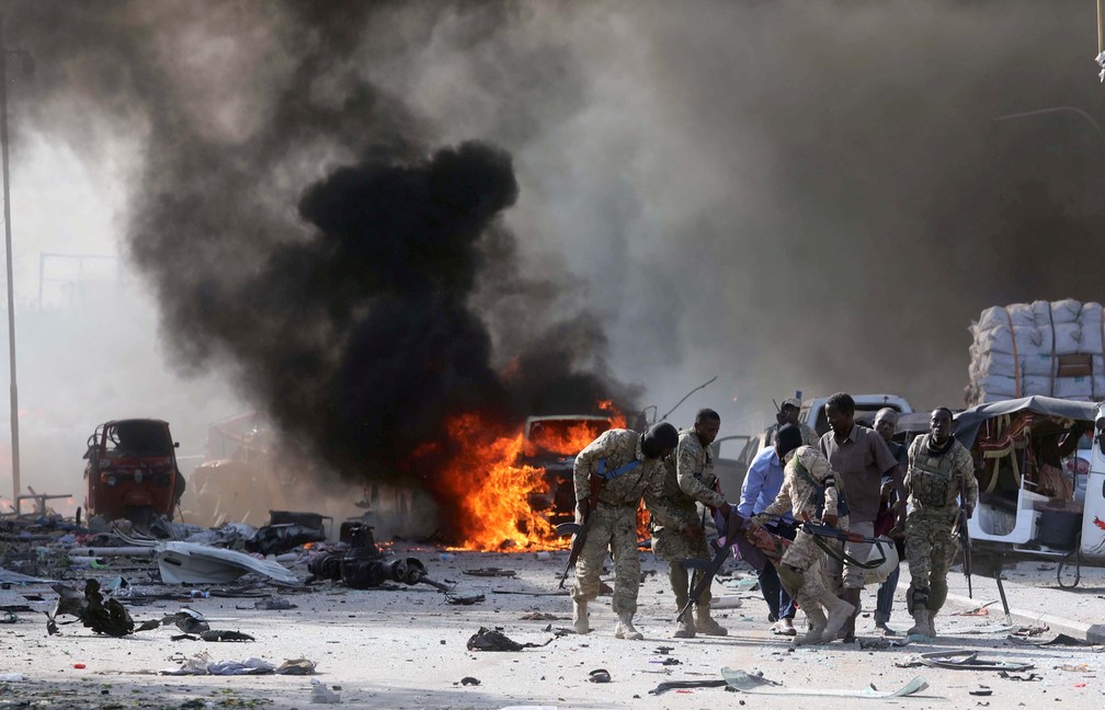 Forças de Segurança resgatam um ferido em ata que em Mogadíscio, Somália (Foto: Reuters/Feisal Omar)