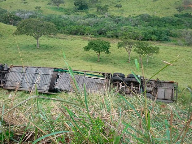 Caminhão tomba na BR-116, na Bahia (Foto: Blog Marcos Frahm)