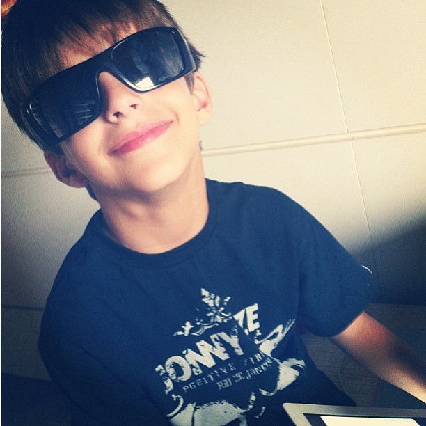 Lucas, filho de Isabeli Fontana, com a camisa da marca Jonny Size, do Falcão (Foto: Reprodução/ Instagram)