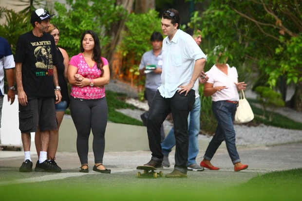 Filho de Chorão andando de skate na saída do sepultamento  (Foto: Iwi Onodera / EGO)