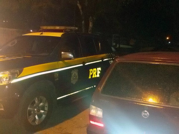 PRF abordou carro na BR-415 e encontrou gasolina vendida ilegalmente (Foto: Divulgação/Nucom PRF)