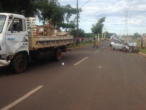 Caminhão e carro de passeio envolvidos no acidente (Foto: Priscilla dos Santos/ G1 MS)