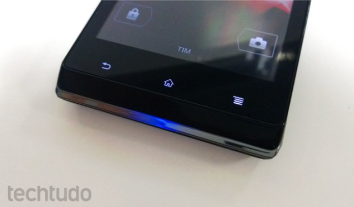 Xperia J tem luz de notificação na parte traseira, mas visualização é difícil (Foto: Elson de Souza/TechTudo) Xperia J tem luz de notificação na parte traseira, mas visualização é difícil (Foto: Elson de Souza/TechTudo)