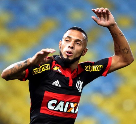 Paulinho, gol Flamengo x Volta Redonda (Foto: Cezar Loureiro / O Globo)