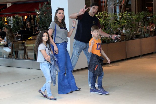 Giba com a familia no shopping Village Mall da Barra da Tijuca (Foto: Wallace Barbosa/AgNews)