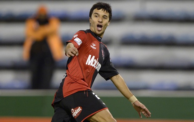  Ignacio Scocco comemora gol do Newell&#39;s Old Boys sobre Velez Sarsfield (Foto: AFP)