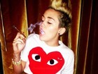 Miley Cyrus posta foto fumando e mostra barriguinha sarada