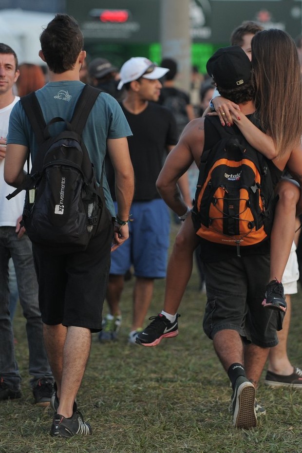 Caio Castro e amigos no Lollapaloozza (Foto: Agnews/ agnews)