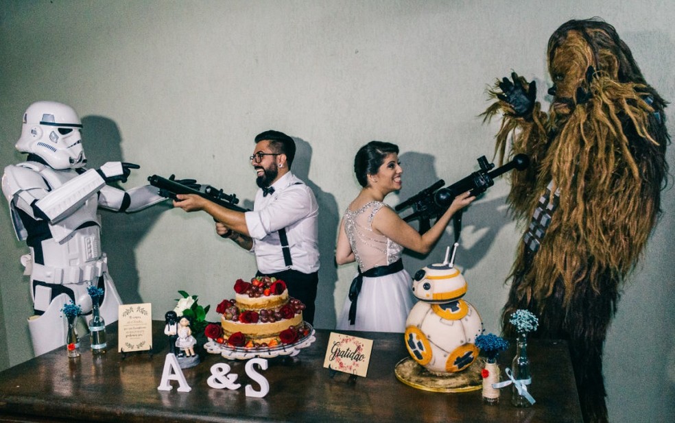 Amigos vestidos de personagens fizeram surpresa para noivos de Piracicaba em festa de casamento  (Foto: Estúdio Story Makers)