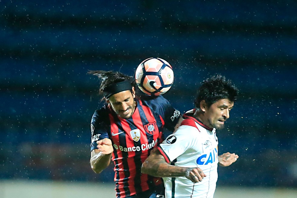 Atlético-PR levou a melhor sobre o San Lorenzo jogando em Buenos Aires  (Foto: Gazeta do Povo/Albari Rosa)