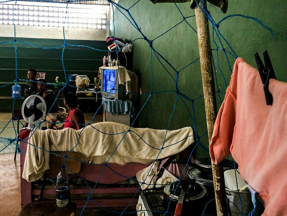 Família vive em ginásio de esportes após casa ser atingida por terra em Paripueira (Foto: Carolina Sanches/G1)