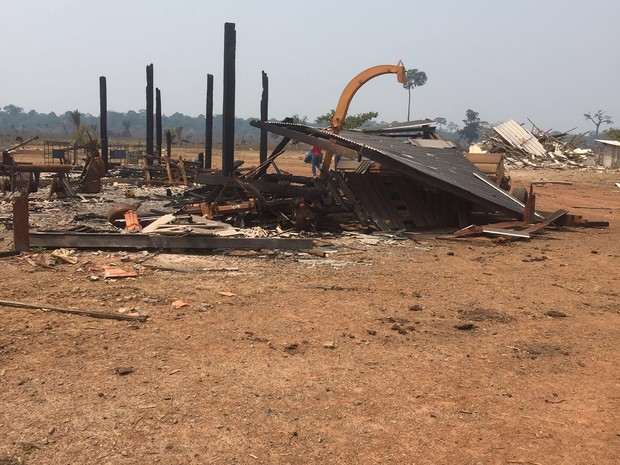 Currais de fazenda foram queimados durante ocupação (Foto: PM/ Divulgação)