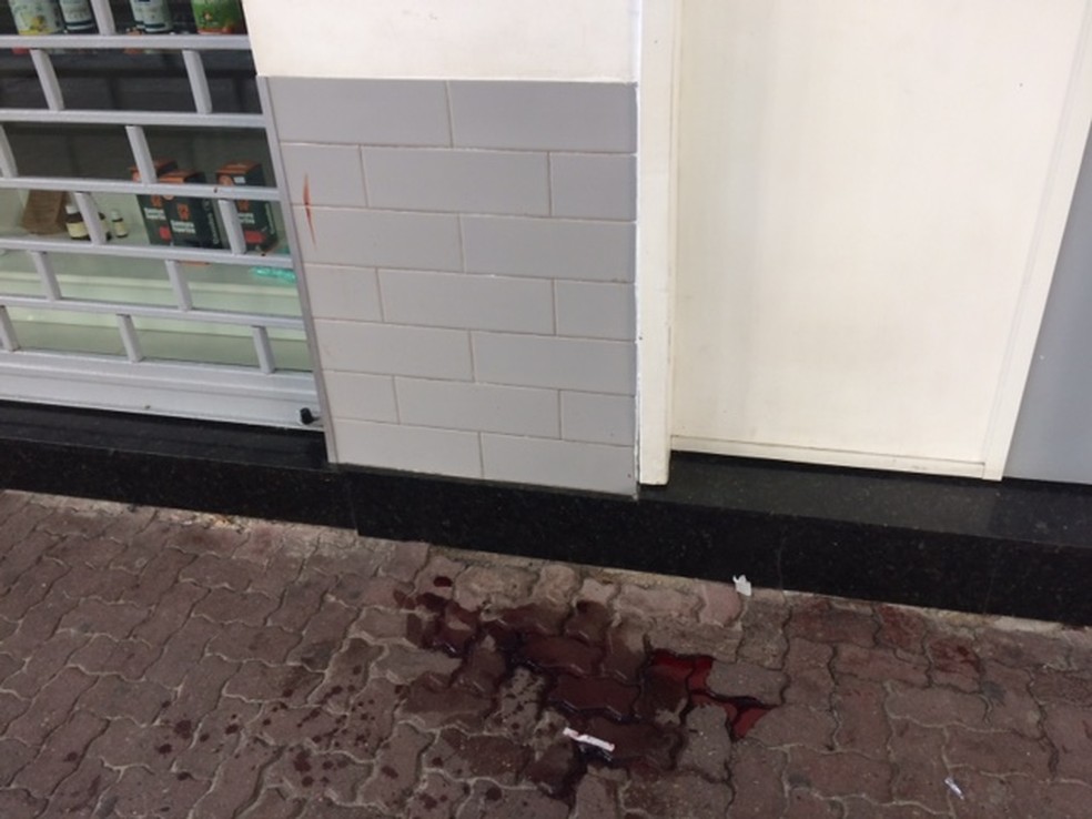 Marcas de sangue na calçada onde ocorreu a briga entre argentinos e brasileiros (Foto: Alba Valéria Mendonça/ G1)