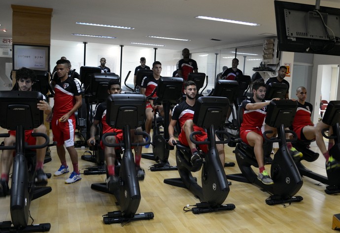 Jogadores do São Paulo treinam na academia (Foto: Site Oficial / saopaulofc.net)