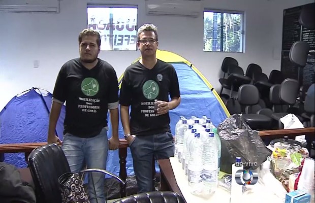 Professores em grave montam barracas e estocam água e alimentos na Câmara de Aparecida, Goiás (Foto: Reprodução/TV Anhanguera) Professores em grave montam barracas e estocam água e alimentos na Câmara de Aparecida, Goiás (Foto: Reprodução/TV Anhanguera)