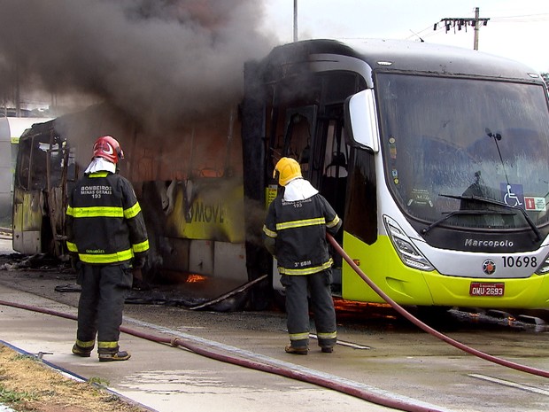 Bombeiros combatem incêndio em ônibus na Avenida Antônio Carlos, em BH. (Foto: Reprodução/TV Globo)