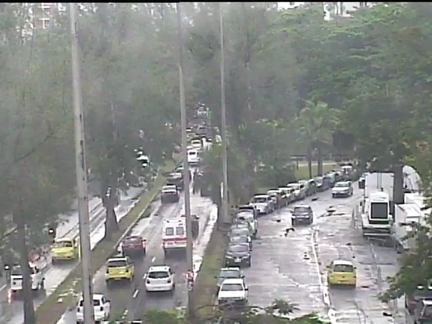 Chuva prejudica fluxo na Auto Estrada Lagoa- Barra (Foto: Divulgação / Centro de Operações)