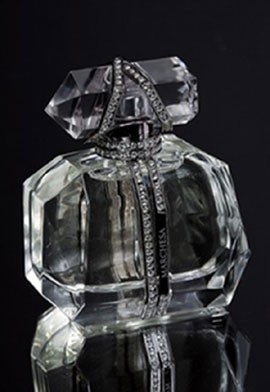 Frasco ultraglamouroso do primeiro perfume Marchesa (Foto: Reprodução)