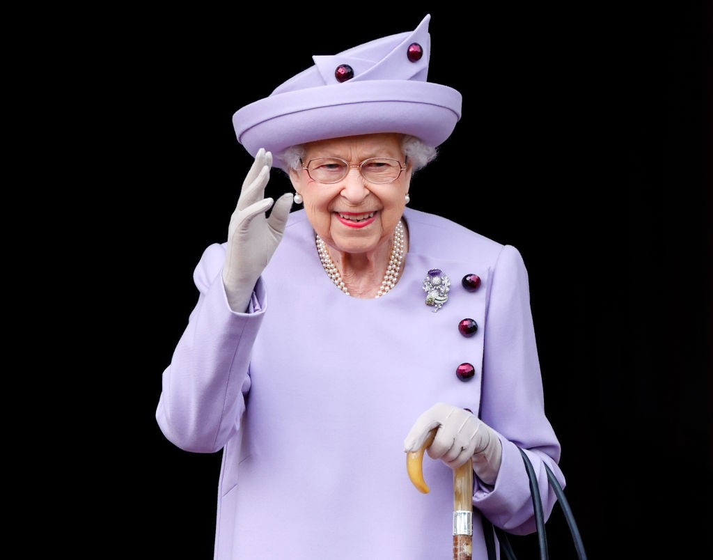 EDINBURGH, UNITED KINGDOM - JUNE 28: (EMBARGOED FOR PUBLICATION IN UK NEWSPAPERS UNTIL 24 HOURS AFTER CREATE DATE AND TIME) Queen Elizabeth II attends an Armed Forces Act of Loyalty Parade in the gardens of the Palace of Holyroodhouse on June 28, 2022 in  (Foto: Getty Images)