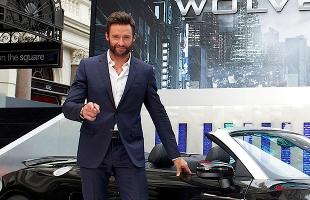 O ator Hugh Jackman ao lado do Audi R8 Spyder na estreia do filme "Wolverine - Imortal" (Foto: Audi)