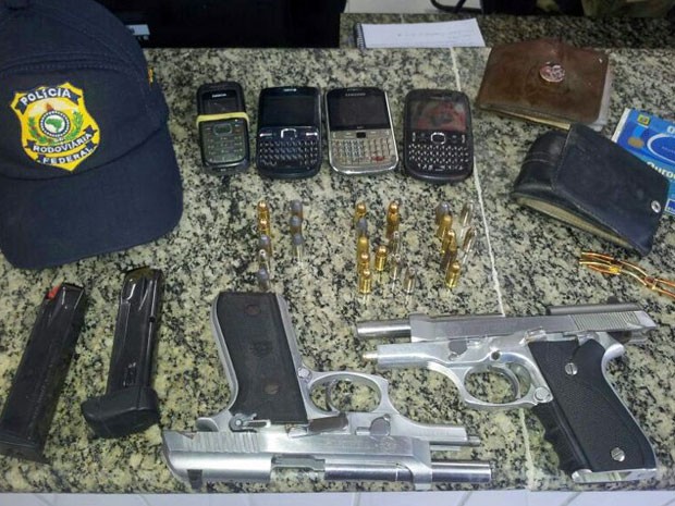 Policiais apreenderam armas e munições com suspeitos (Foto: Divulgação / PRF)