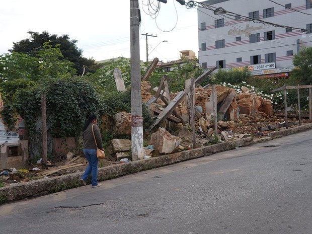Pedestres transitem pela rua e correm riscos de acidentes (Foto: Marcelo Praxedes/Divulgação) Pedestres transitem pela rua e correm riscos de acidentes (Foto: Marcelo Praxedes/Divulgação)