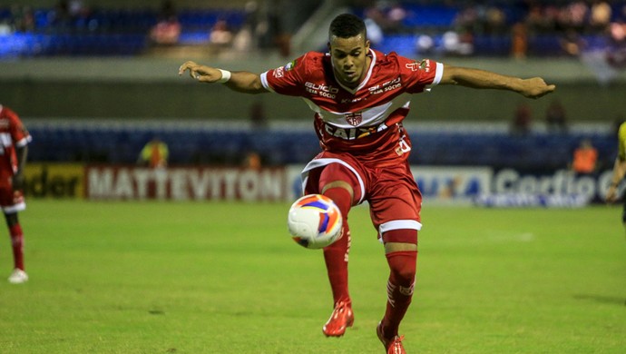 Revelação do CRB, Maxwell sai do chão para dominar a bola (Foto: Ailton Cruz/ Gazeta de Alagoas)