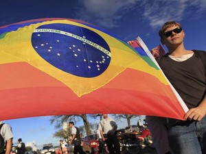 Manifestante com bandeira do Brasil com as cores do movimento gay durante manifestação de evangélicos na Esplanada dos Ministérios nesta quarta (5) (Foto: Ueslei Marcelino/Reuters)