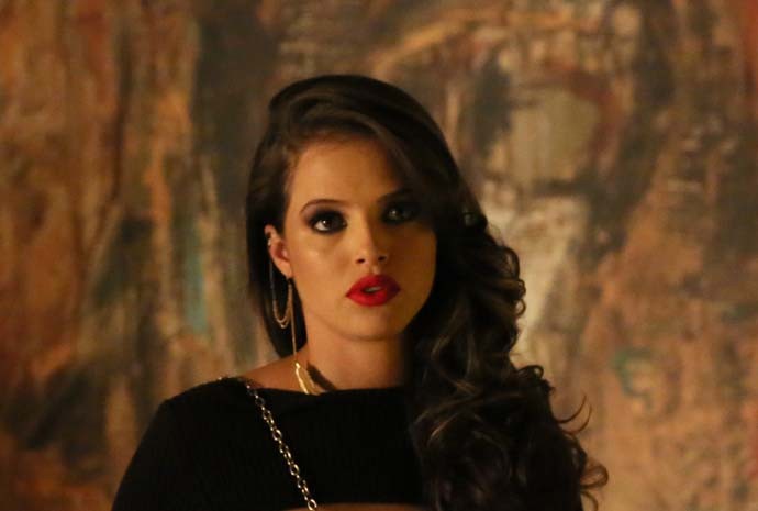 Giovanna fica linda com um vermelhão nos lábios (Foto: Gshow /TV Globo)